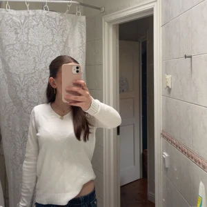 Vila stickad tröja  - Säljer denna jättesnygga vita tröjan från vila❣️!! Den är använd några gånger men inget som syns! Inget som är fel på den utan jag säljer för att den inte kommer till användning🌟köpt för drygt 400kr men säljer för 199!!