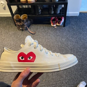 Vita sneakers från Converse x Comme des Garçons - Creme färgade cdg X Converse skor i superbra skick. Endast använda 4 gånger. Skriv om ni har frågor eller funderingar!