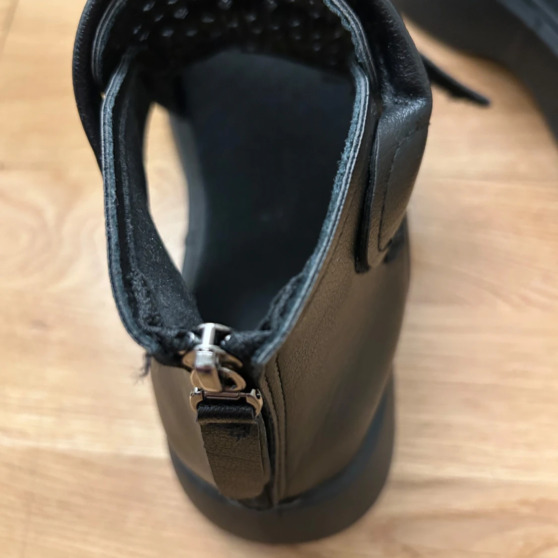 Svarta perforerade sandaler - 2