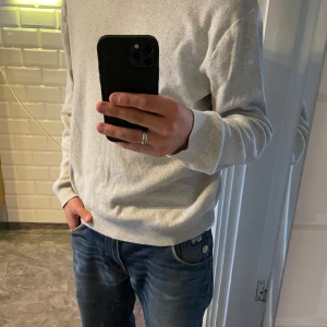 Grå tröja från Polo Ralph Lauren - Säljer en stilren grå tröja från Polo Ralph Lauren i 100% pima bomull. Sitter som en Small/Medium! Är 173cm. Var inte rädd att skicka vid funderingar