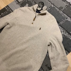 Ralph Lauren half zip - Säljer en stilren beige tröja från Polo Ralph. I grymt skick tröjan är storlek S men skulle också säga att den passar M. Om ni har några frågor är det bara att skriva. 