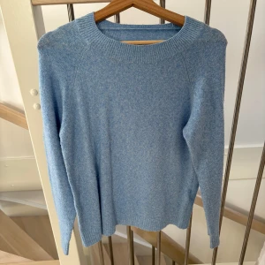 Blå stickad tröja  - Vanlig stickad blå tröja från Vero Moda😊