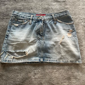 Jeanskjol med slitningar - Snygg jeanskjol i ljusblå som är lågmidjad❤️midjemått rakt över: 36cm❤️