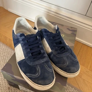 Valentino Flycrew - Valentino Flycrew original, storlek 39 men passar sonen som har strl 41. Använda men i okej skick. Nio av elva nitar finns kvar på varje sko. Originalbox medföljer. 