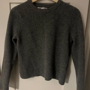 Grå stickad tröja från Zara - Säljer en stilren grå stickad tröja från Zara. Liten i storlek, använd få gånger