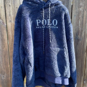 Ralph Lauren Polo Sport - Riktigt fin huvtröja i Teddy-material. Köpt på Martys i Malmö för tre år sen och har sen bara hängt i källaren. Nyskick. Storlek M men som vanligt med RL ganska liten i storlek. Jag är 175 och 72 kilo och sitter bra på mig.