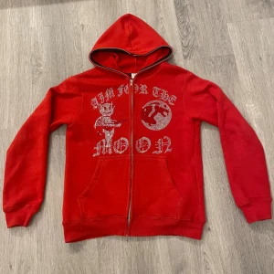 Aim for the moon (M) - Aim for the moon zip up hoodie, storlek medium, använt skick 8/10, några rhinestones har lossnat men det märks knappt, kan bytas mot en lila tjocktröja.