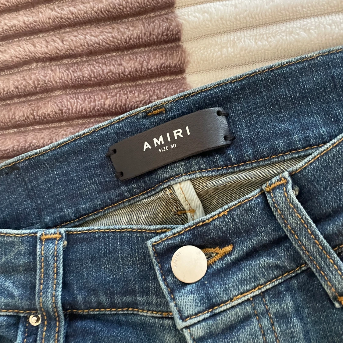 Blå jeans med slitningar från Amiri - 2