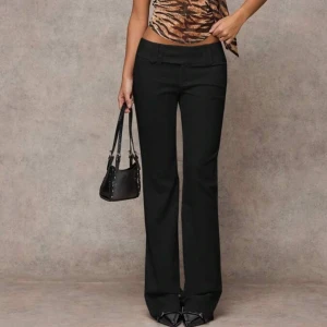 Lowwaist kostymbyxor - lågmidjade kostymbyxor i tunt material. innerbenet ca 85 cm, midja tvärs över ca 38/40 rakt över, men väldigt stretchiga❤️ säljer då de var lite tighta på mig som är 180, slutsålda!