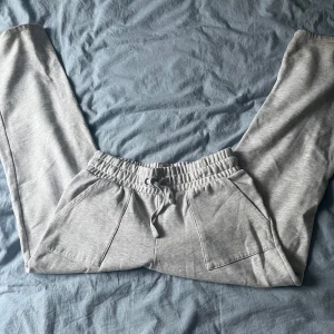 Grå mjukisbyxor med snörning - Säljer ett par bekväma grå mjukisbyxor använda några gånger storlek S och färg ljus grå 