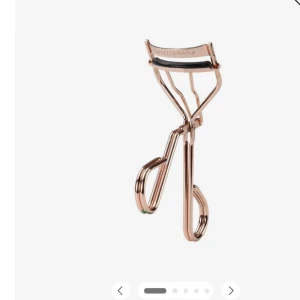Ögonfransböjare i roséguld från Tweezerman - Elegant ögonfransböjare i roséguld från Tweezerman. Den har en bekväm design med svarta gummidynor för att skydda fransarna och ge en perfekt böjning. Perfekt för att skapa en dramatisk look. Köpte för 244, säljer för billigare ❤️