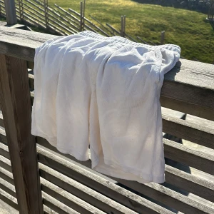 Vita shorts från H&M - Säljer ett par vita shorts från H&M i relaxed fit. De är tillverkade i ett mjukt frotté material och har en elastisk midja för extra komfort. Perfekta för en avslappnad stil nu till sommaren✨