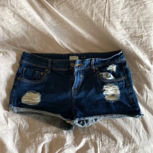 Jeansshorts  - Snygga jeans shorts med slitning. Köpte dem här på Plick men de passade inte mig så säljer vidare. Midjemåttet är 40 cm rakt över ❤️❤️