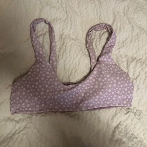 Lila blommig bikiniöverdel - Söt lila bikini topp med små vita blommor. 