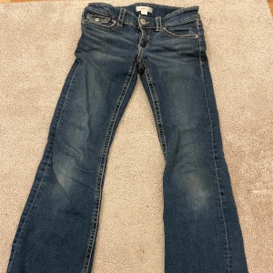 Blå jeans med fina fickor  - Säljer mina jätte fina jeans från Gina, dom är bootcut med low waist. Dom har hål på rumpan som du ser på bild 3, men syns bara lite på. Säljer för dom är för små!!💞💕 