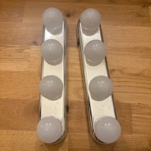 Sminklampor - Sminklampor med sug proppar på baksidan. Perfekt att sätta direkt på spegeln, batterier krävs och ingår inte!!