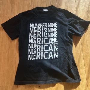 Number (N)ine Spellout Tee - as rare n(n) tee, går för 1200 på vinted. letting go for a steal, använd bara några få gånger så den är i perfekt skick. mått kan fixas om de behövs. size 3 passar m/l. kom dm för mer frågor/bilder