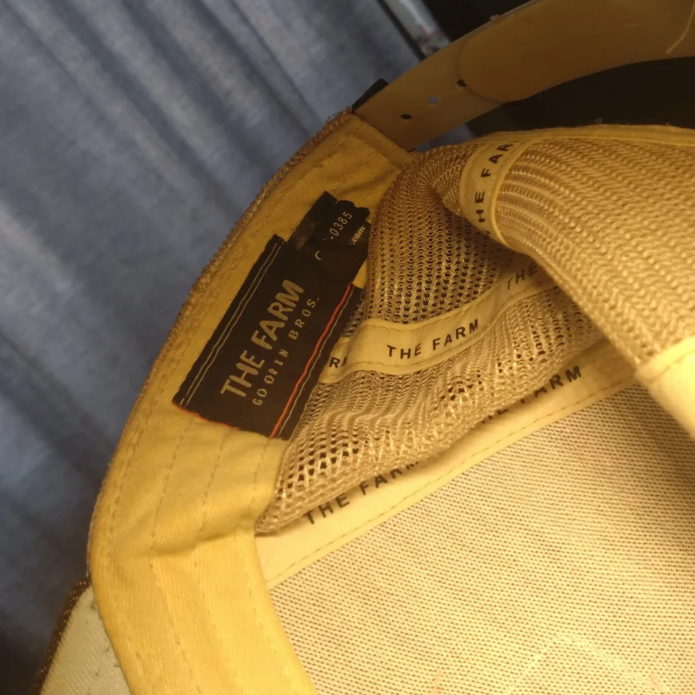 Snygg svart keps med ett broderat getmotiv på framsidan. Kepsen har en beige mesh-baksida för bättre ventilation och justerbar rem för perfekt passform. Perfekt för en avslappnad stil och nu till sommaren. Skick 8/10. Täcken på användning men enligt mig är den i ett bra skick.. Asusteet.