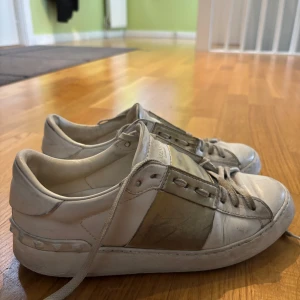 Valentino sneakers - Jag säljer nu mina valentino sneakers i strl 38! 🤍De är i använt skick men superfina fortfarande! Pris: 1200 kr! Och äkta givetvis💕