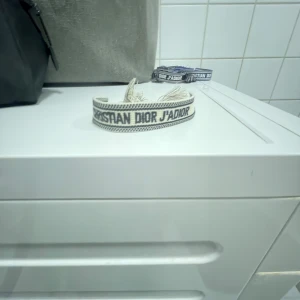 Dior armband  - Säljer detta asfeta dior armband i färgen beige. Perfekt färg till sommaren och har endast 1 därav priset. Hör av er vid funderingar // maxi 