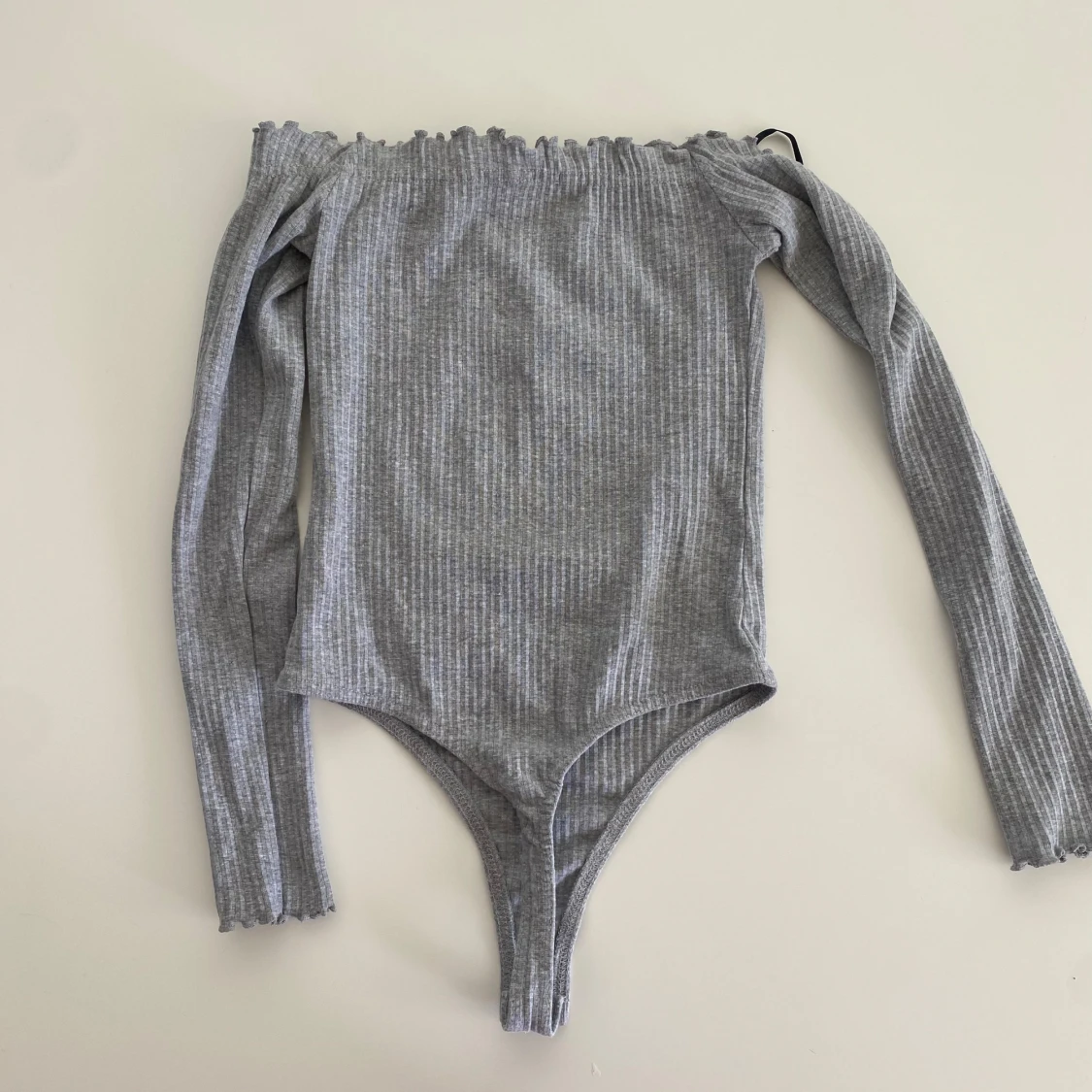 Grå ribbad offshoulder bodysuit från Missguided - 2