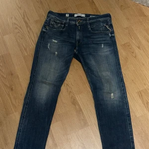  Replay jeans anbass - Hej! Jag säljer dessa feta Replay anbass jeans som bara är använda enstaka gång då de inte föll mig i smaken. Skicket på jeansen är utmärkt och det märks då de är använda så få gånger.  Inköpspris 1800kr Mitt pris 1000kr Priset är inte hugget i sten, tveka inte på att höra av er!