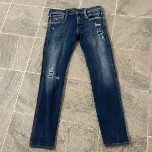 Mörkblå jeans med slitningar från Replay - Snygga mörkblå jeans från Replay med goa slitningar på framsidan. Har knappt använt dem så nu säljer jag. Ny pris ligger typ på 2600. Hör gärna av dig om du har några funderingar 😁
