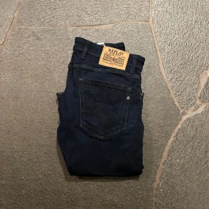Mörkblå jeans från Replay - Snygga mörkblå jeans från Replay, modell Grover. Klassisk design med fem fickor och knappgylf. Nypris: 1999    Mitt pris: 249