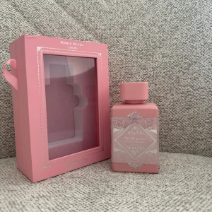 Lattafa Badee Al Oud Noble Blush edp - Doftnoter🌸🥛🩷🎀 Toppnot: ros mjölk Hjärtnoter: maräng, mandel Basnoter: vanilj, mysk, sandelträ  100 ml