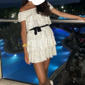 Klänning - Klänning från Zara som är köpt för 3 år sen och är i bra skick