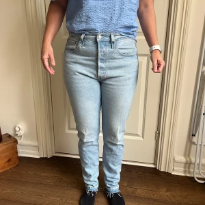 Levis 501 ljusblå jeans - Säljer ett par klassiska Levis 501 jeans i ljusblå denim. De har en hög midja och en straight passform.  Använd ett fåtal gånger, inga defekter strö 30x30