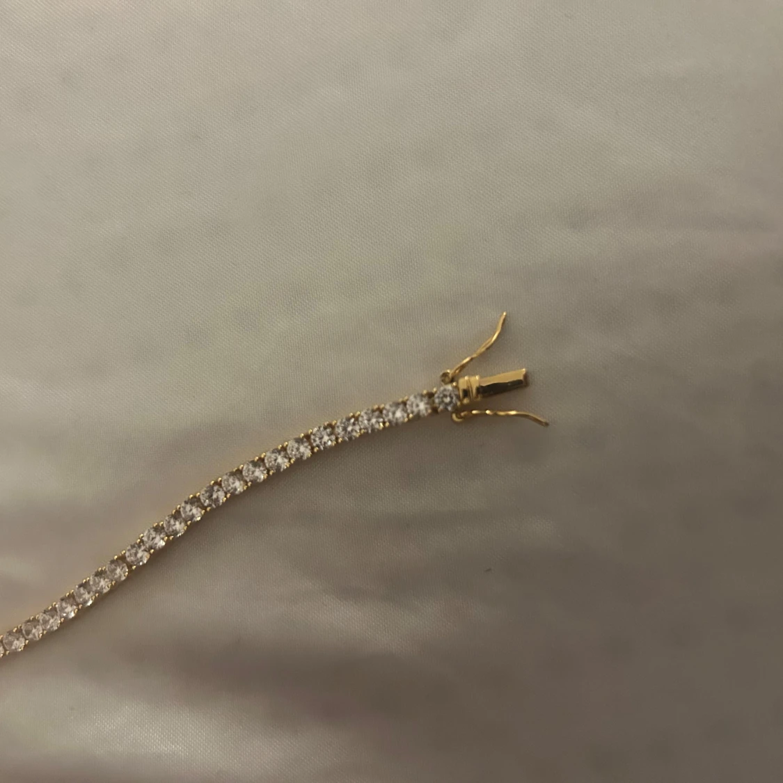 Guldarmband med glittriga stenar - 1