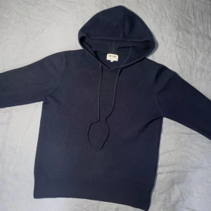Soft Goat Hoodie - Tja, säljer nu en Soft Goat Hoodie i fint skick. Storlek S men sitter som en XS, inga synliga defekter på den. Hör av er vid funderingar🙌
