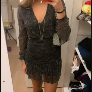 Svart glittrig klänning - Säljer denna slutsålda jätte populara festklänning! Storlek xxs/xs.  Skickar bilder bara ni frågar❤️ Använt kanske bara 2 gånger. Syns inte på klänningen. 🥰Brukar använda storlek S så den är stor i storleken.