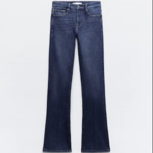 Mörkblå lowwaist Jeans Zara - De populära mörkblåa lågmidjade jeansen ifrån Zara💕 Storlek 40 men passar 38 