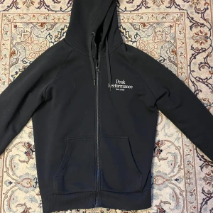 Peak performance Zip hoodie - Säljer denna zip hoodie då den inte kommer till användning! Priset kan diskuteras 