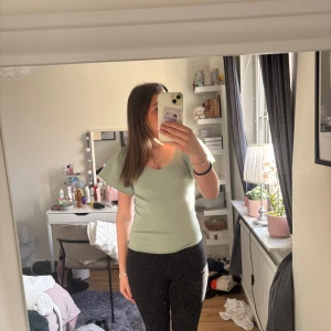 Grön ribbad topp - Säljer denna superfina ljusgröna toppen ifrån Vero Moda. Använd fåtal gånger. Priset kan diskuteras och frakten ingår inte💕💕