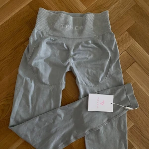 Två par tights - Ett paket med två tights, ett från TEVEO och ett från OACE ☺️