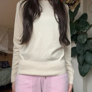 Cream white långärmad från Holly & Whyte - En superfin cream white färgad långärmad från Holly & Whyte, med fina guldiga detaljer! Storlek M 💗