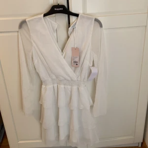Vit klänning från bubbleroom - super fin klänning spexiellt nu till studenten!!!