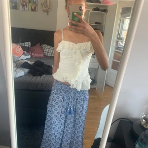 Blå kjol från Gina tricot - En fin blå kjol säljer på grund av att den är för liten