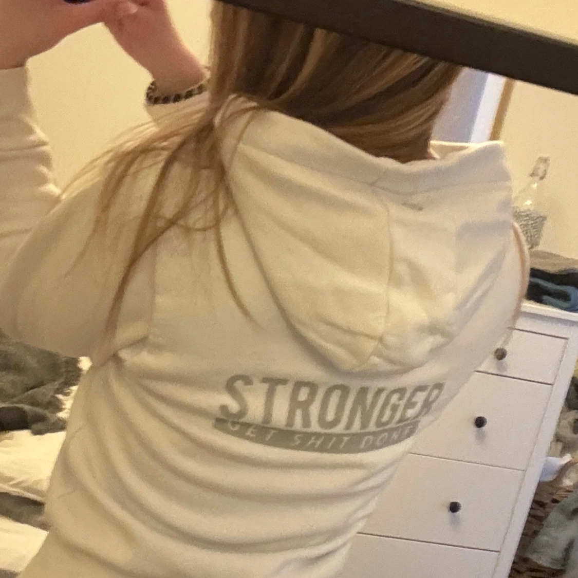 Vit hoodie från Stronger - 2