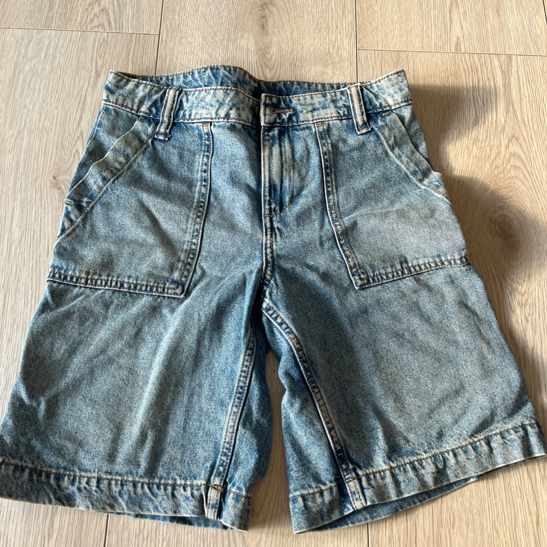 Blå jeansshorts från H&M