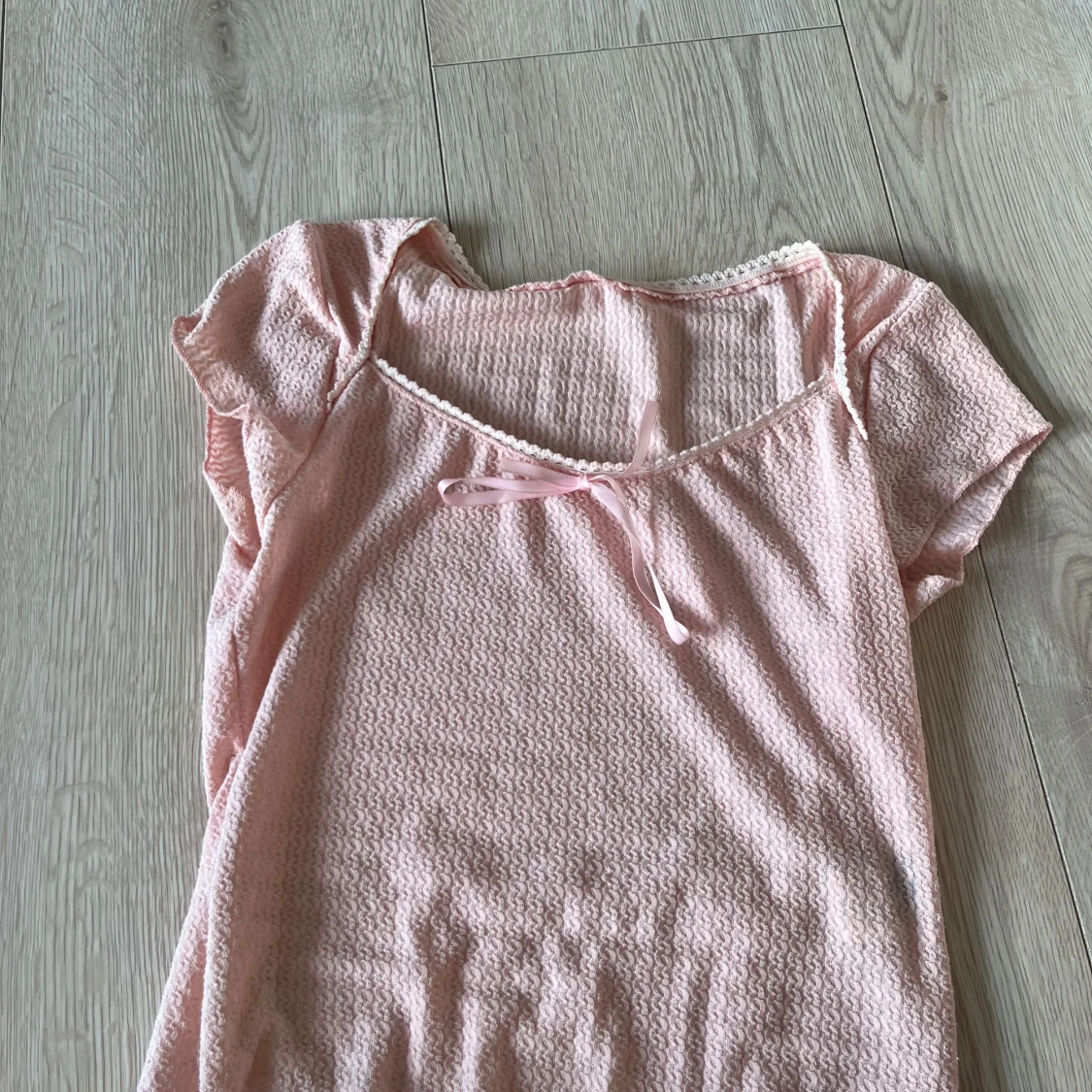 Rosa kortärmad topp med  rosett