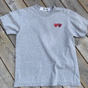 Cdg t shirt -  Comme des Garçons PLAY t shirt i storlek S. Skicket är mycket bra då inga defekter på t shirten