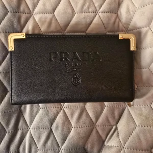 Svart plånbok - Många fack. Använd endast 1 gång