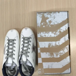 Golden Goose Sneakers – Helt Nya – Strl 43 – 3 000 kr - Säljer ett par Golden Goose sneakers i storlek 43, helt nya och aldrig använda. Klassisk distressed design som Golden Goose är kända för – varje par är unikt och handgjort i Italien. Perfekta för dig som vill ha en exklusiv, street-inspirerad look med premiumkänsla.  Nypris: ca 5 000 kr Mitt pris: 3 000 kr (prutbart) 	•	Äkta vara 	•	Originalkartong medföljer 	•	Kvitto finns vid förfrågan  • Skickas via post Först till kvarn. DM vid intresse!
