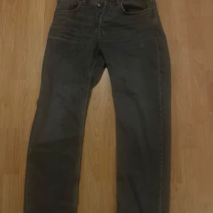 Svarta jeans från Zara - Snygga svarta jeans från Zara med klassisk femficksdesign och knappgylf. Perfekta för en stilren look. Passar bra till både vardag och mer uppklädda tillfällen.