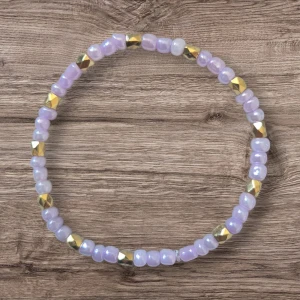 Lila och guld pärlarmband - Snyggt armband med lila och guld pärlor. Perfekt för att ge en färgklick till din outfit. Elastiskt och bekvämt att bära.