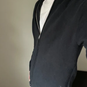 Svart kofta från Samsøe Samsøe - Snygg svart kofta från Samsøe ful zip. Nytt pris 1600kr. Mitt pris 600kr. Riktigt fet och passar till mycket. Storlek L men passar M. Knappt använd. 